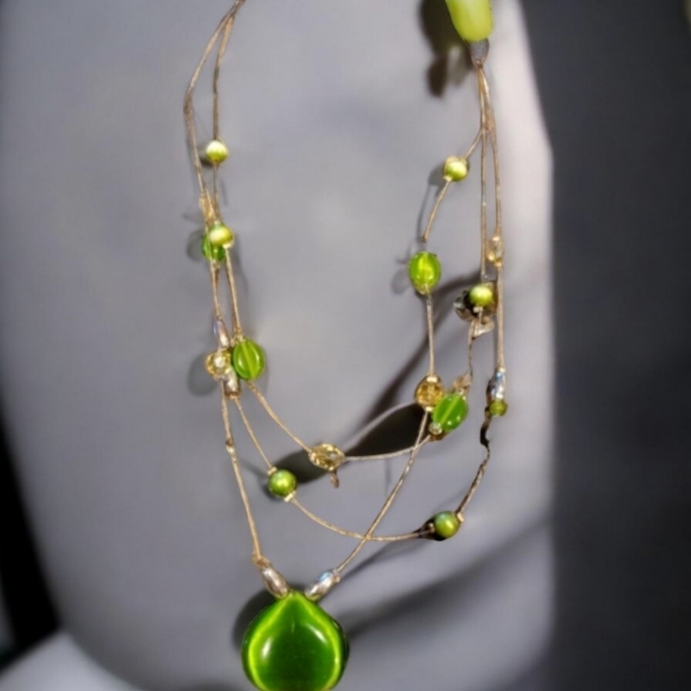Green pendant necklace